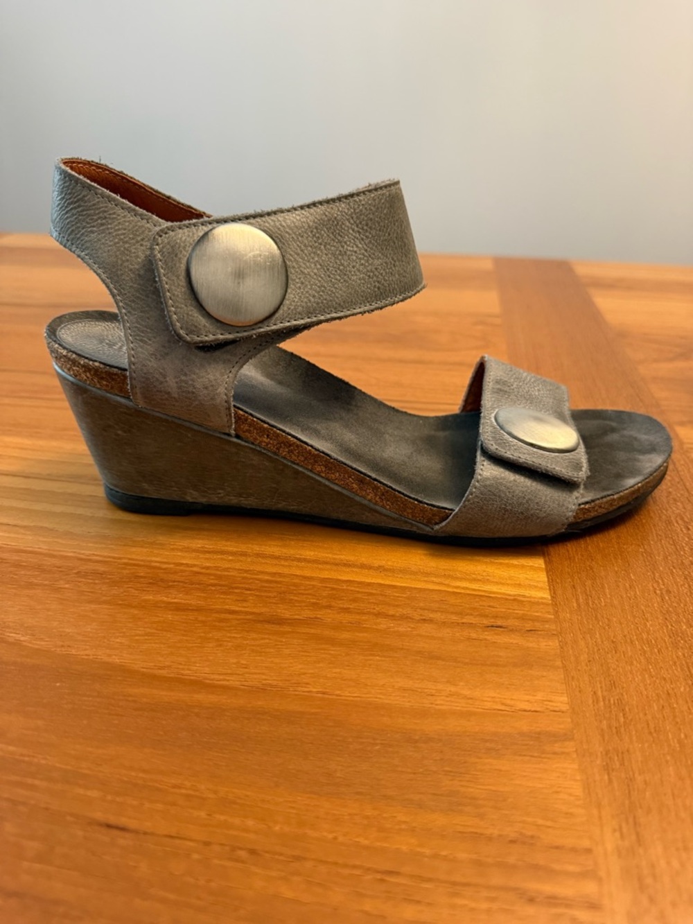 Taos Carousell Gray Leather Wedge Sandals with Brushed Silver Accents - sz 10